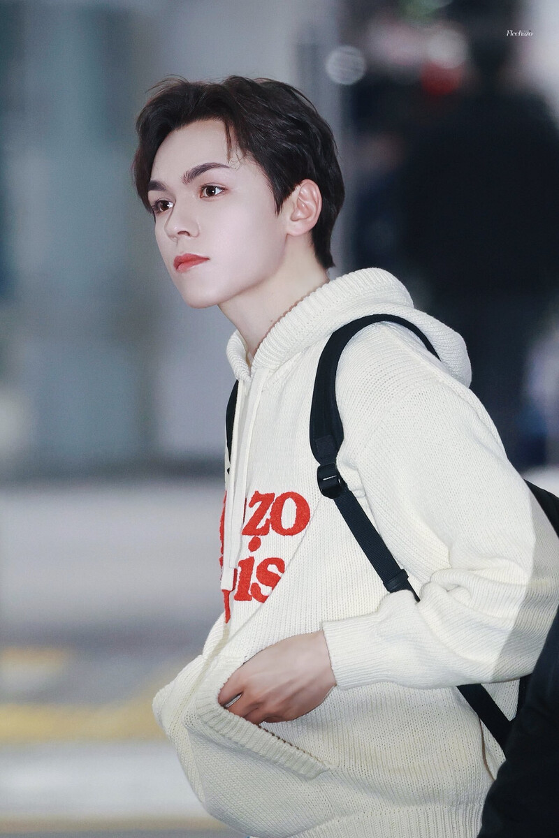 240111 SEVENTEEN Vernon at Incheon International Airport documents 4