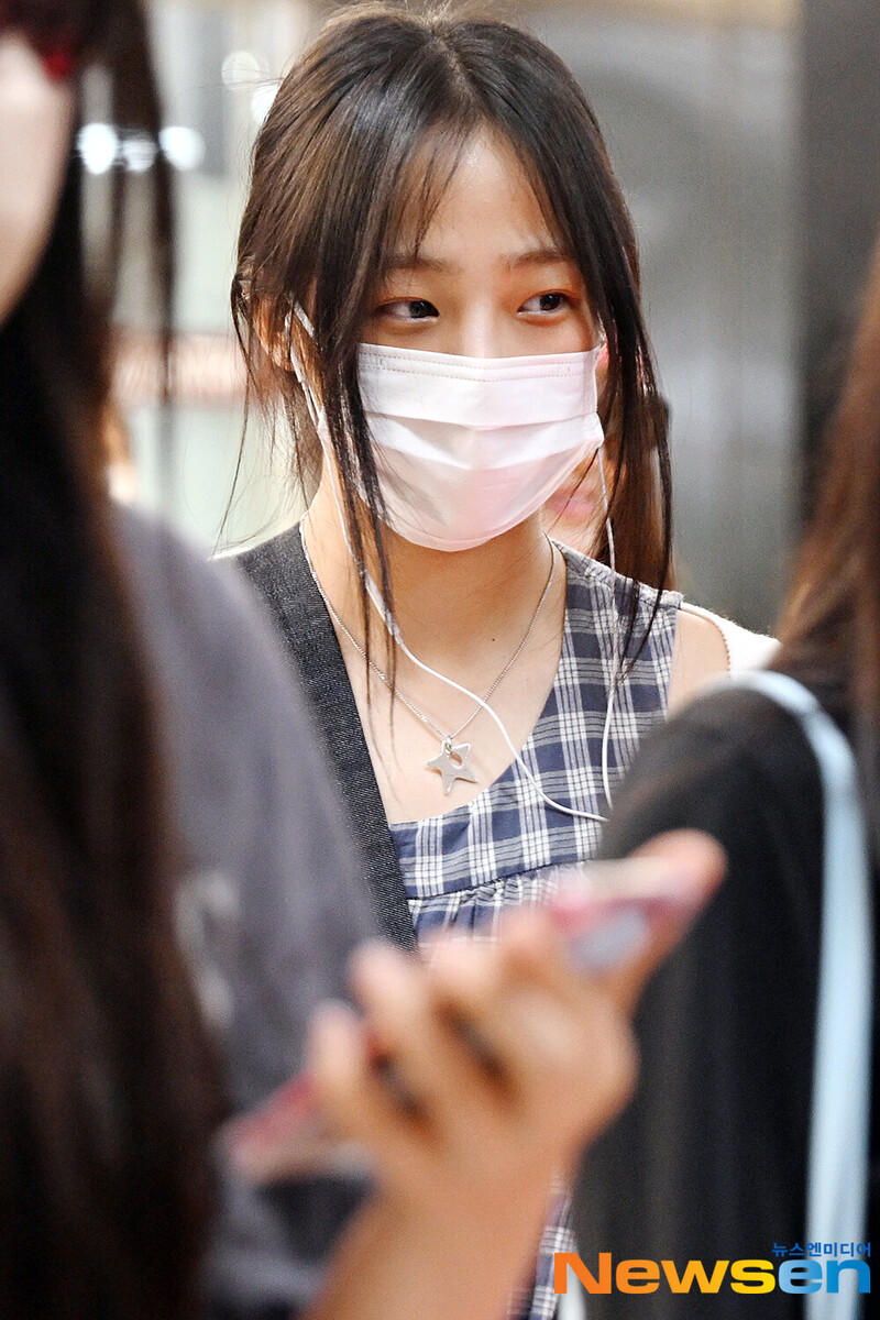 240813 New Jeans Minji at Gimpo International Airport documents 1