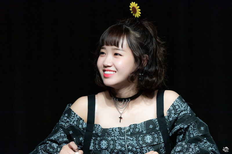 181020 Weki Meki Yoojung at 'KISS, KICKS' Fansign documents 6