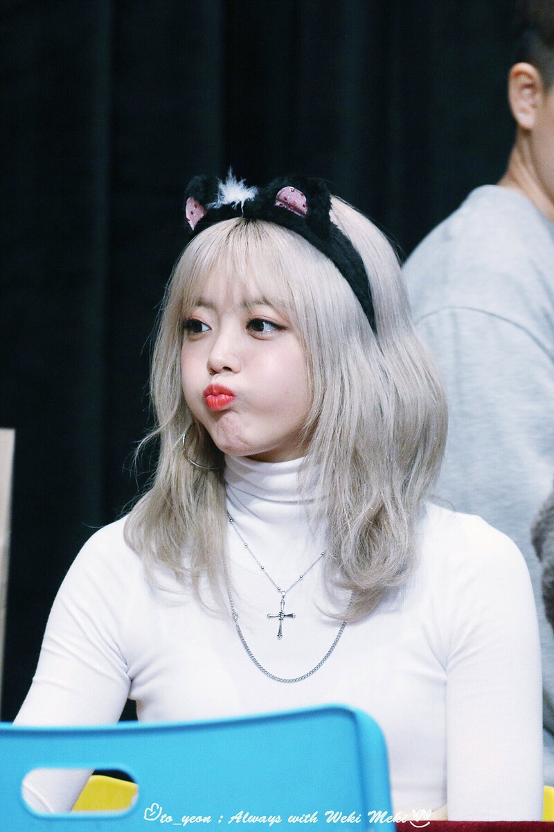 181125 Weki Meki Suyeon at Busan 'KISS, KICKS' Fansign documents 6