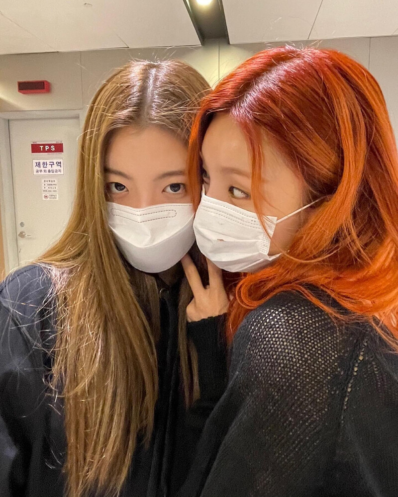 210609 ITZY Instagram Update - Lia & Yeji documents 1