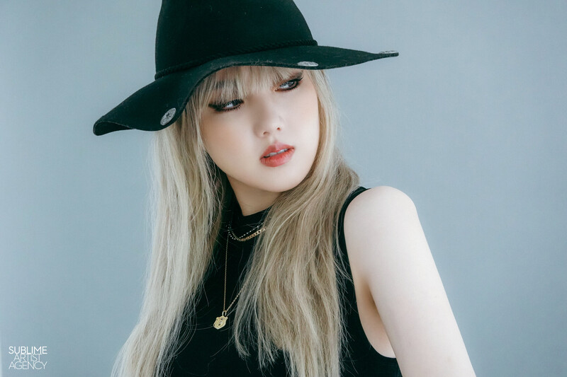 210818 SAA Naver Post - Yerin's First Look Magazine Behind documents 6