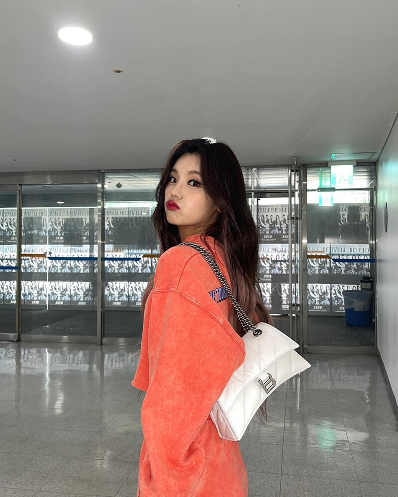 220806 ITZY Instagram Update - Yeji documents 3