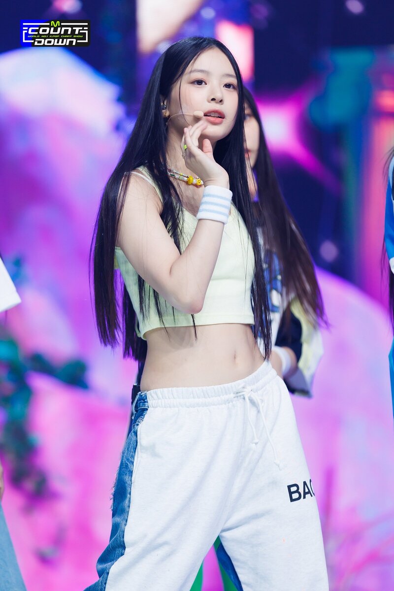 220811 NewJeans Hanni 'Attention' at M Countdown documents 4