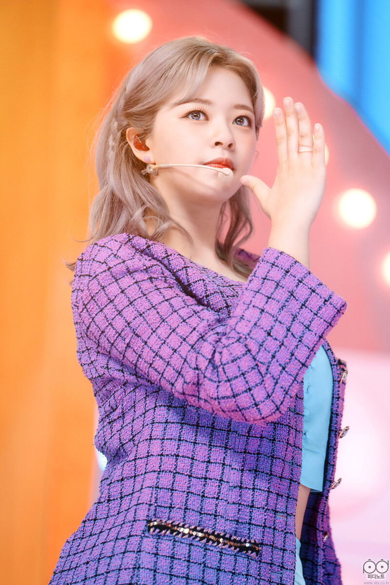 220828 TWICE Jeongyeon - 'Talk that Talk' at Inkigayo documents 4