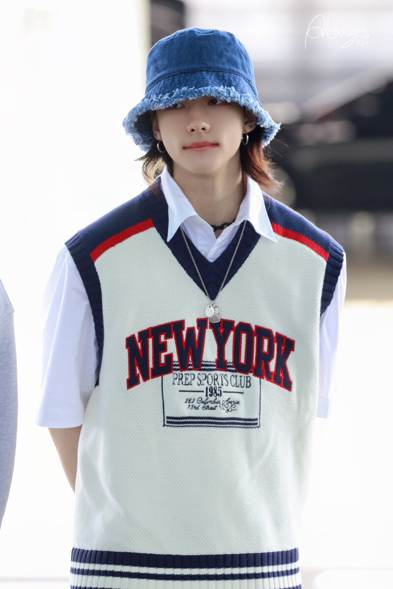 240731 StrayKids Hyunjin at Incheon International Airport documents 2