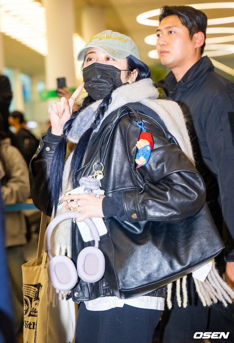 241102 Le sserafim Huh Yunjin - at Incheon International Airport documents 3