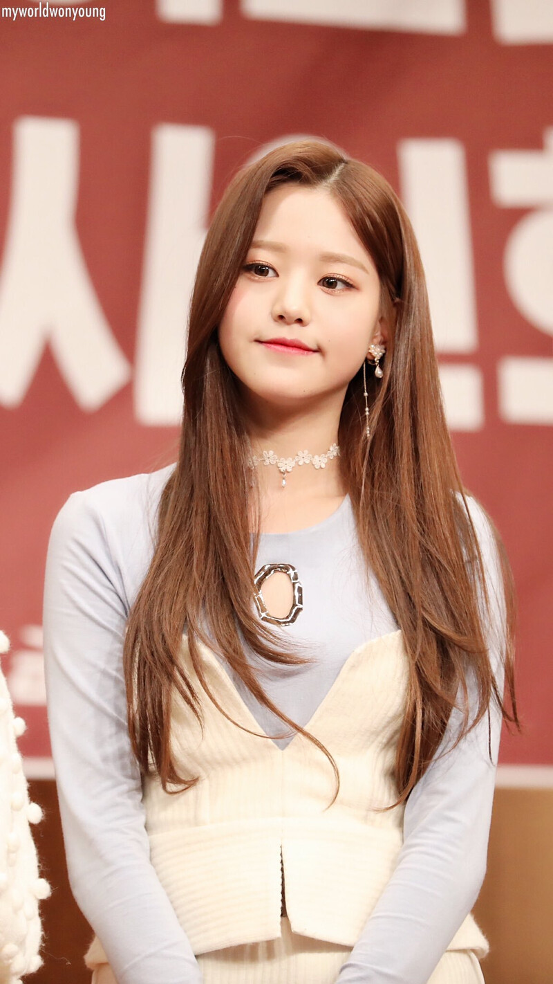 181117 IZ*ONE Wonyoung at Fansign documents 13