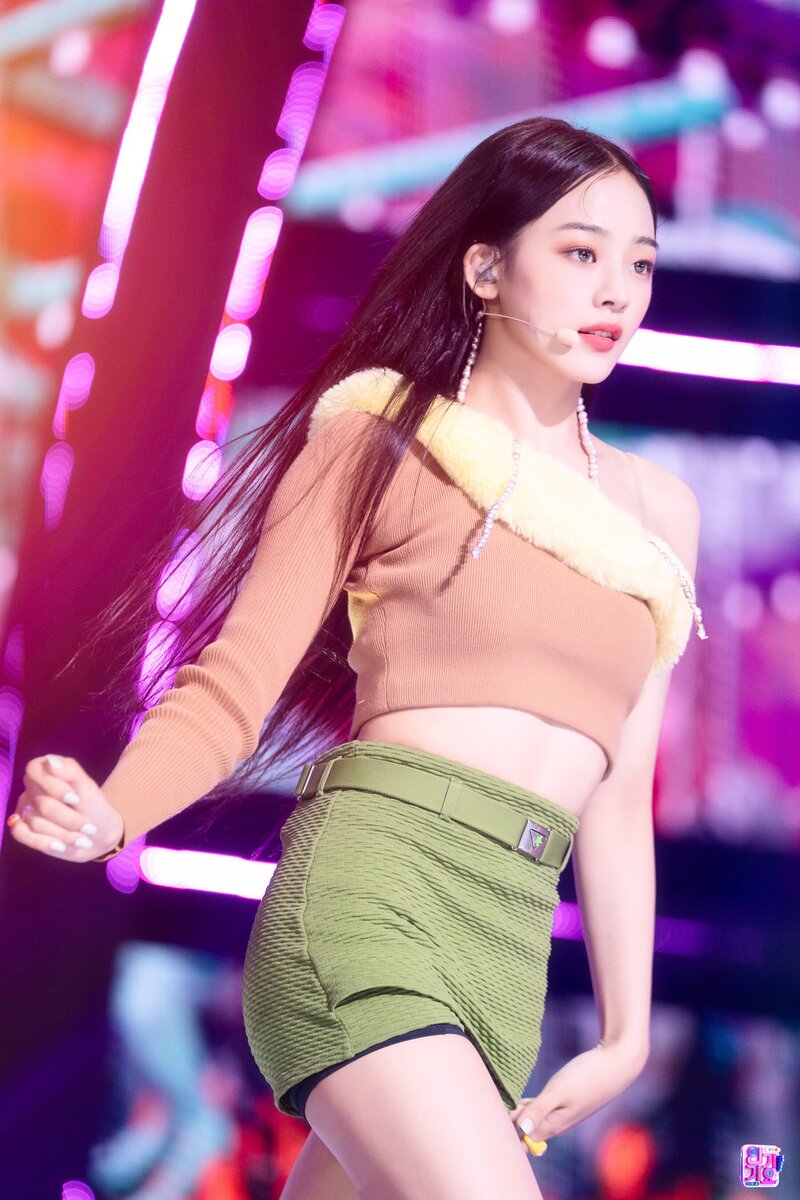 220821 NewJeans Minji - 'Attention' at Inkigayo documents 8