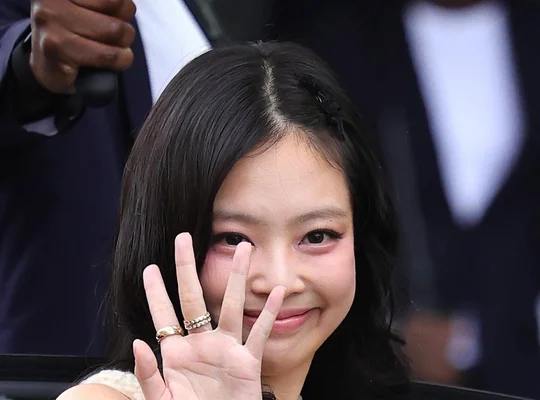 231003 JENNIE AT CHANEL Spring-Summer 2024 Ready-to-Wear show | kpopping