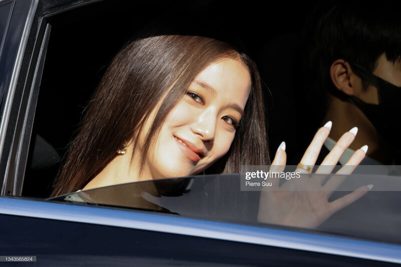 JISOO at the DIOR Spring/Summer 2022 Show documents 2