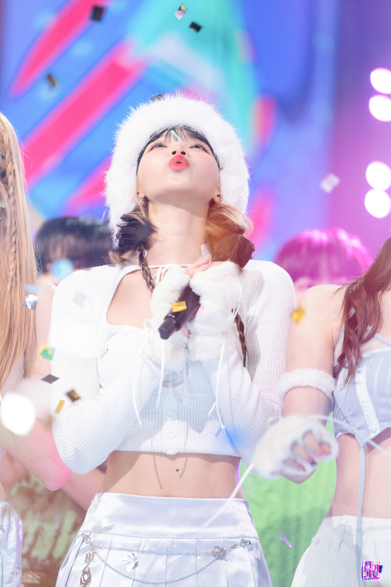 221113 LE SSERAFIM Chaewon - 'ANTIFRAGILE' at Inkigayo documents 12