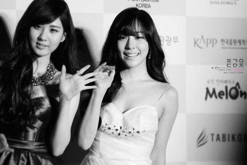 130213 Girls' Generation Tiffany at Gaon Chart Awards documents 5