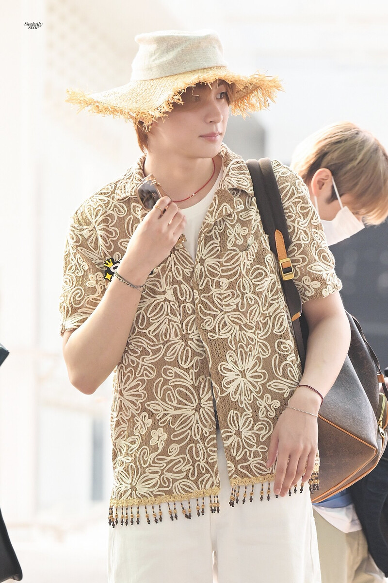 240713 RIIZE Anton at Incheon International Airport documents 4