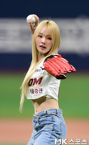 240823 NANA of WOOAH throws First Pitch for Kiwoom Heroes at Gocheok Sky Dome