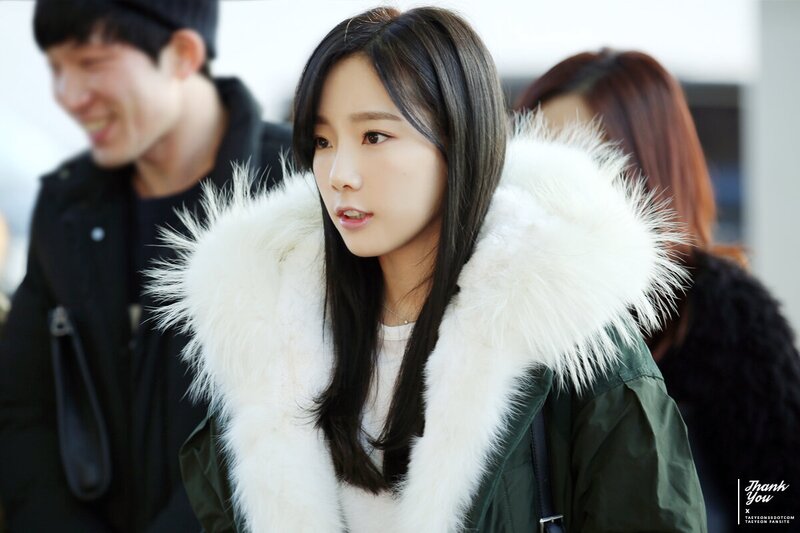 150103 Girls' Generation Taeyeon at Incheon Airport documents 3