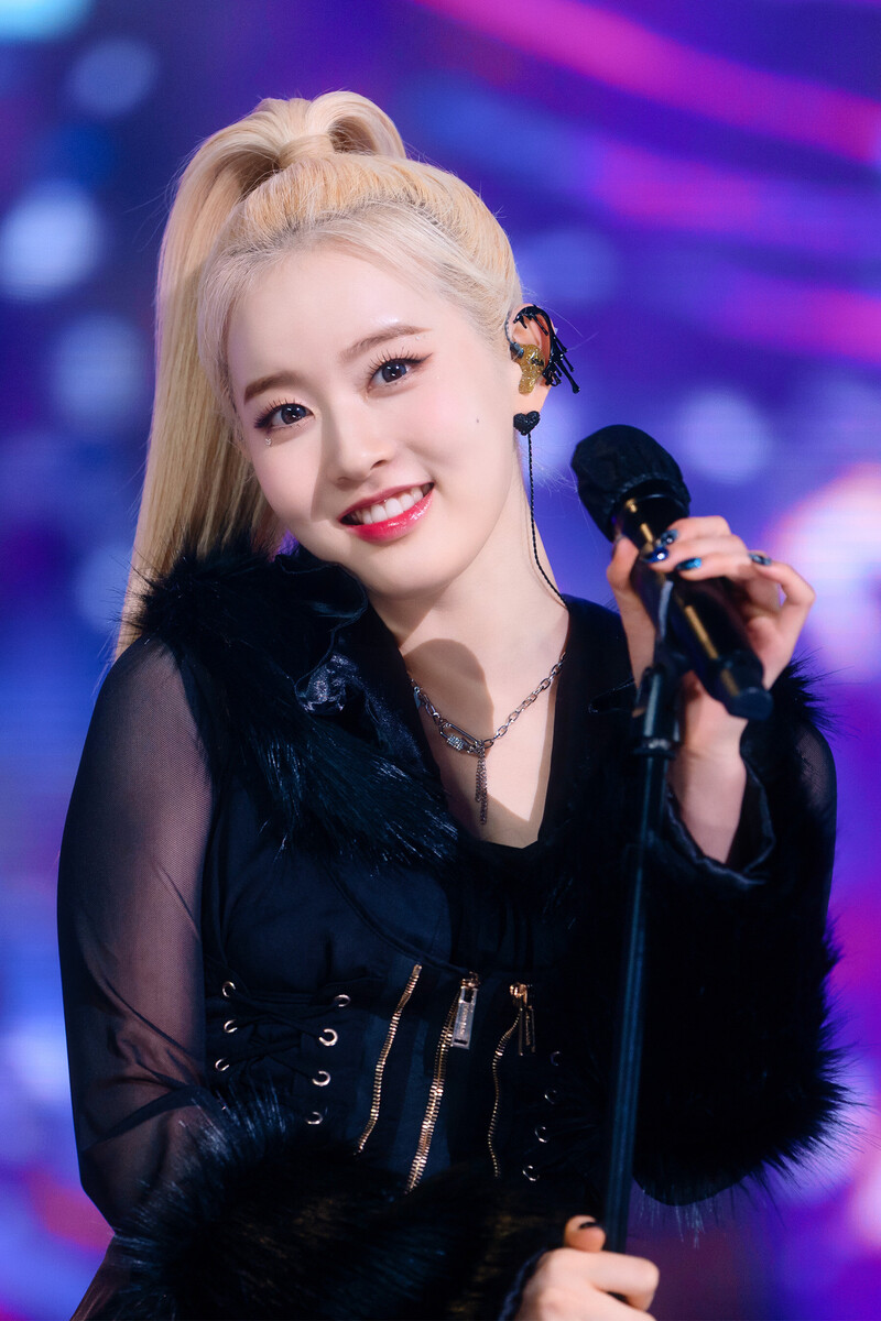 220227 STAYC Sieun at Inkigayo documents 26