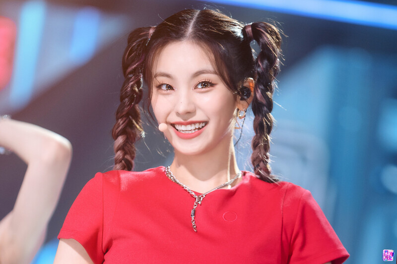 220724 ITZY Yeji - 'SNEAKERS' at Inkigayo documents 1