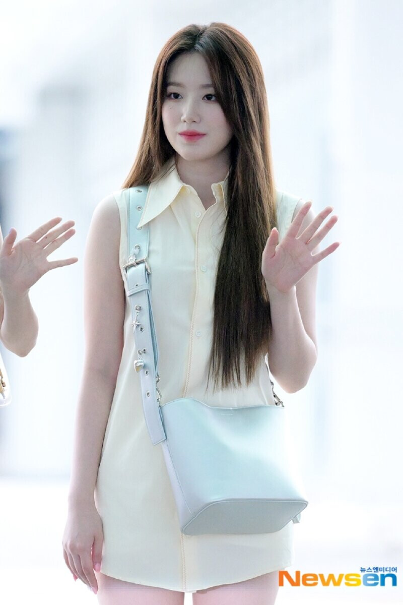 230714 (G)I-DLE Shuhua at Incheon International Airport heading to Bangkok, Thailand documents 1