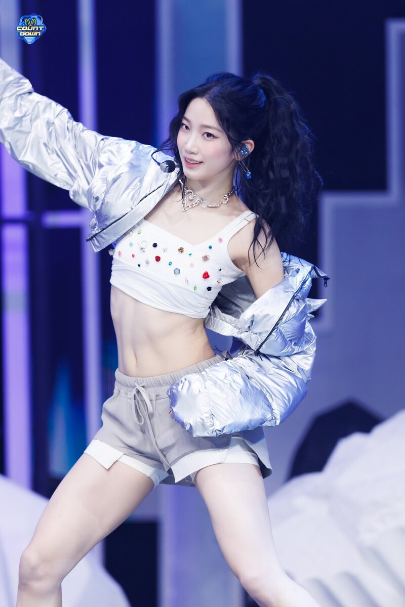 240222 LE SSERAFIM Kazuha - 'EASY' and 'Swan Song' at M Countdown documents 9