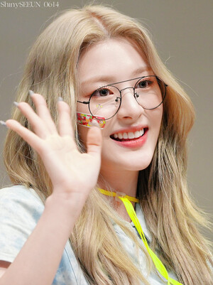 220731 STAYC's Seeun at Fansign