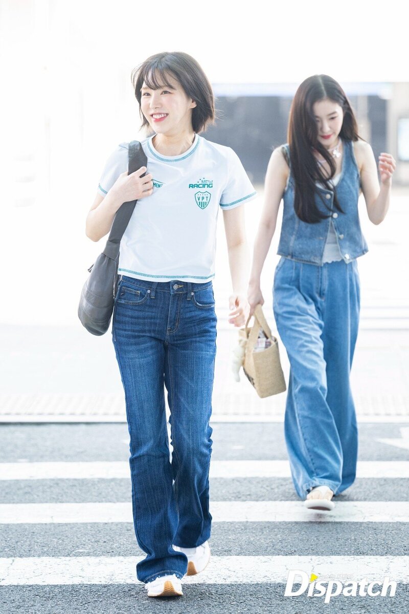 230523 RED VELVET Wendy at Incheon International Airport documents 2