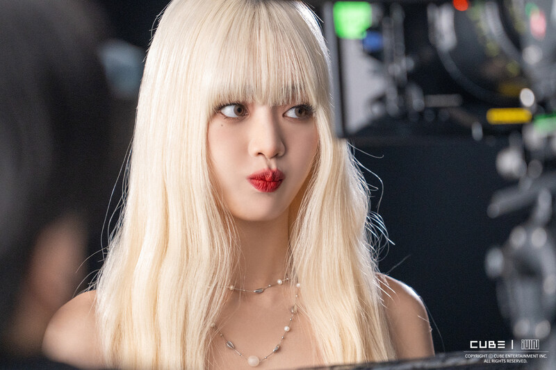 MINNIE 'Blind Eyes Red' MV - Behind Photos documents 4