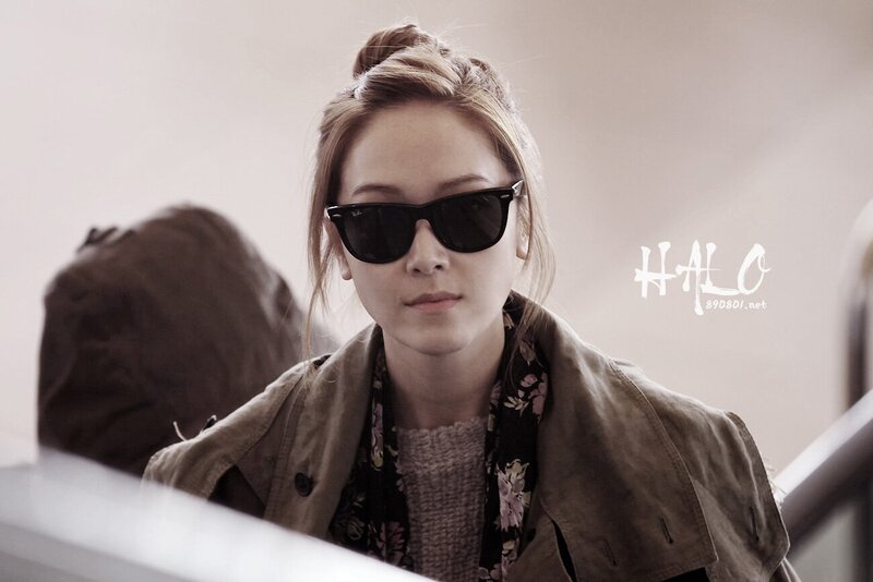 121113 Girls' Generation Jessica at Gimpo Airport documents 2