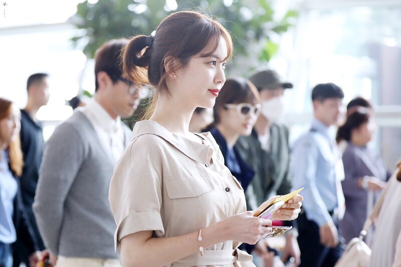 180430 Girls' Generation Seohyun at Incheon Airport documents 12