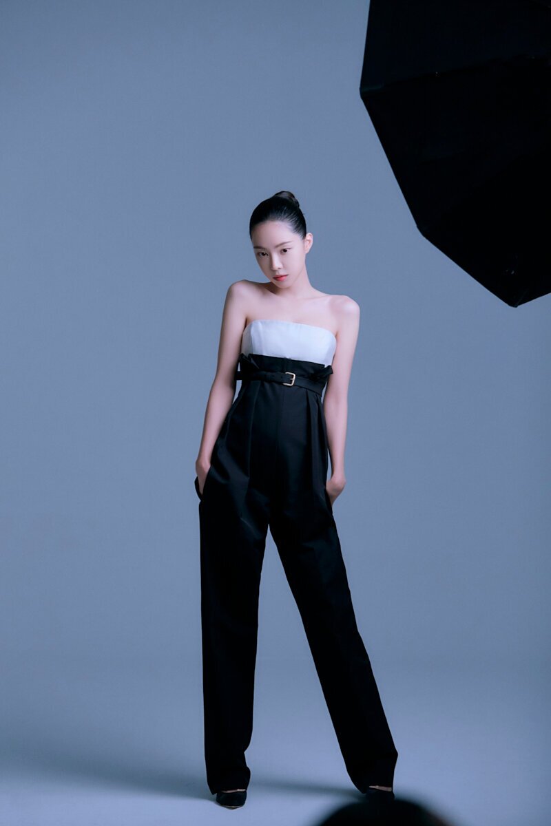 211029 YG Stage Naver Post - Naeun's Marie Claire Photoshoot Behind documents 8