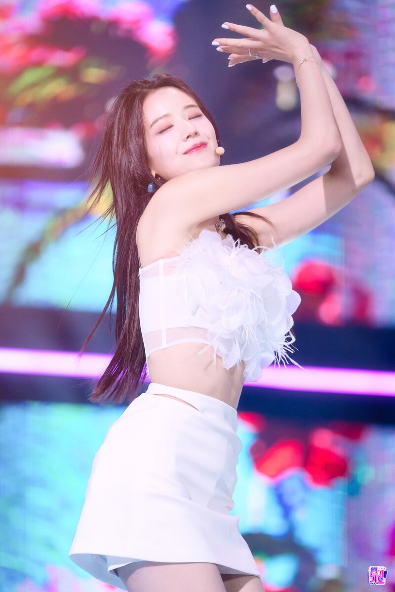 220710 fromis_9 Gyuri 'Stay This Way' at Inkigayo documents 2