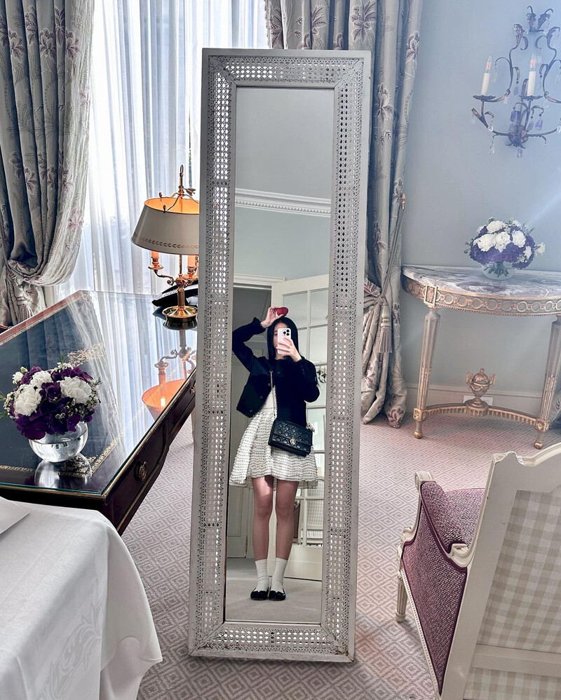 231001 - JISOO Instagram Update documents 2