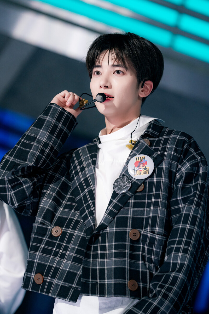 231015 TXT Taehyun - 'Back for More' and 'Chasing That Feeling' at Inkigayo documents 6