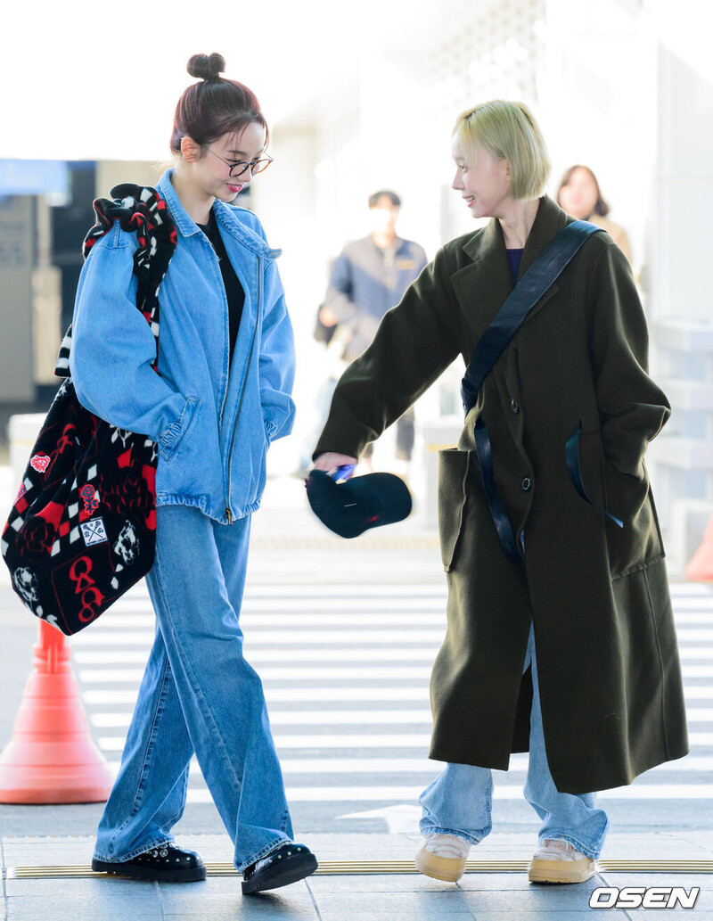 241108 aespa Karina & Winter at Incheon Airport documents 3