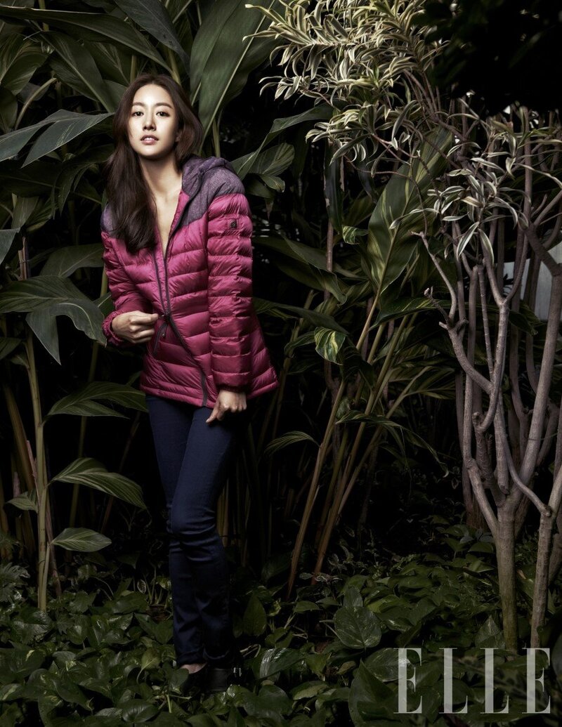Jeon Hye-bin Elle Korea Magazine December 2012 Photoshoot documents 6
