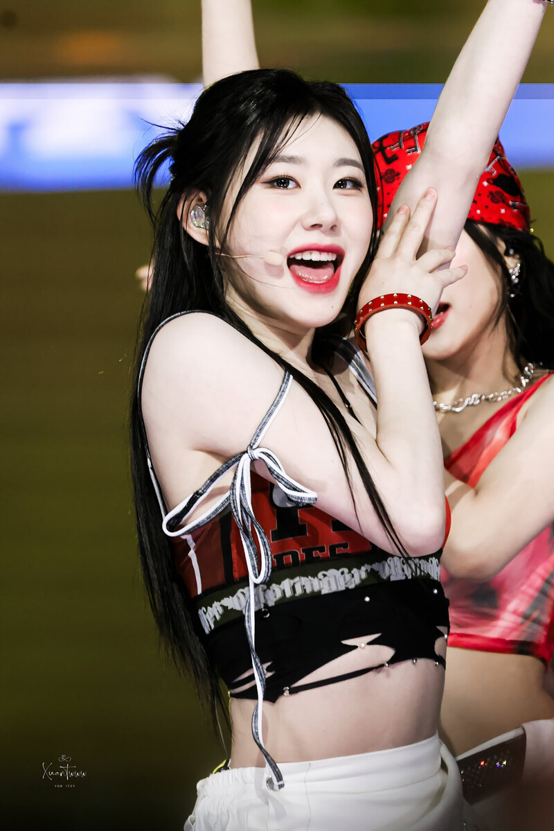 240602 ITZY Chaeryeong at K-Wave Concert Inkigayo documents 8