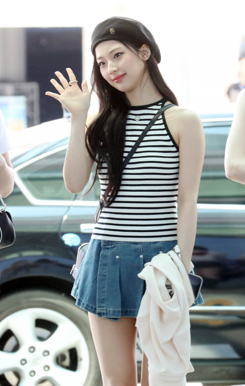 240606 BABYMONSTER Ruka at Incheon International Airport documents 4