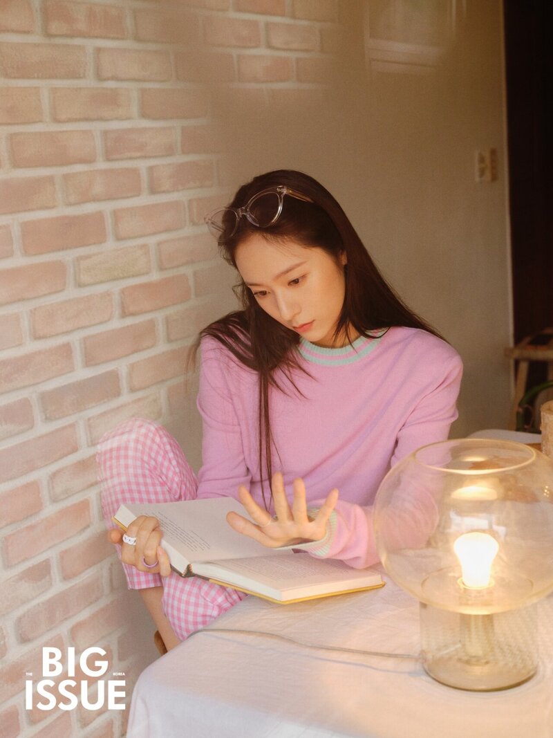 210812 H& Ent. Naver Post - Krystal's Big Issue Photoshoot Behind documents 20