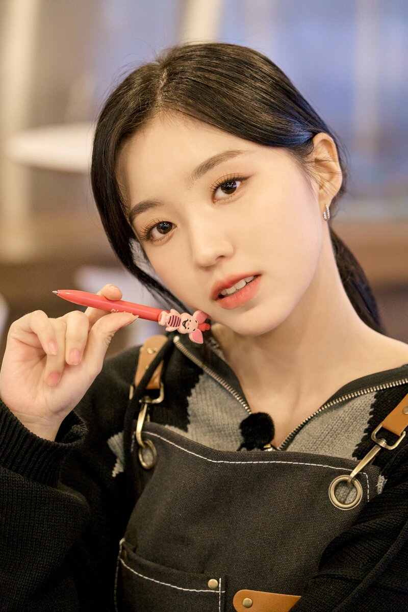 240419 WAKEONE Naver Post - Kep1er Yeseo - 'Kep1er’s Croffle Cafe' Behind documents 3