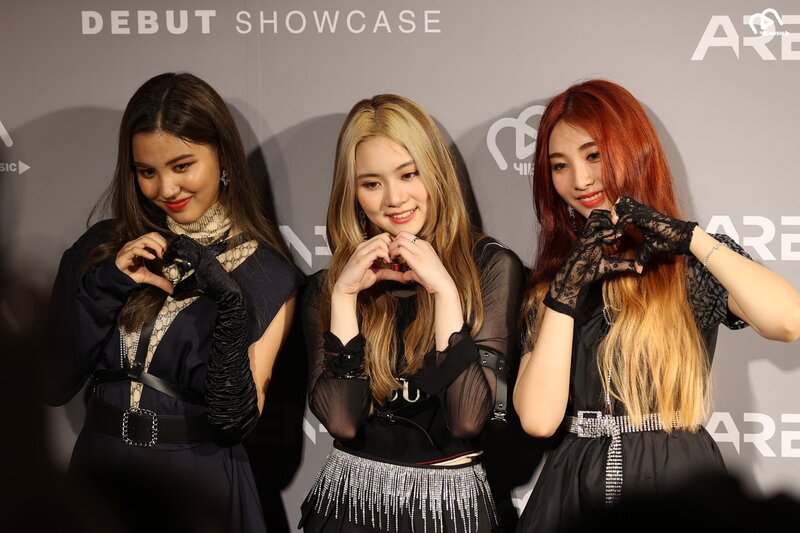 210329 AR3NA Official Twitter - Debut Showcase Photos documents 4