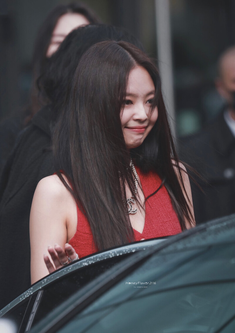 211005 BLACKPINK Jennie at CHANEL Paris Fashion Week documents 12