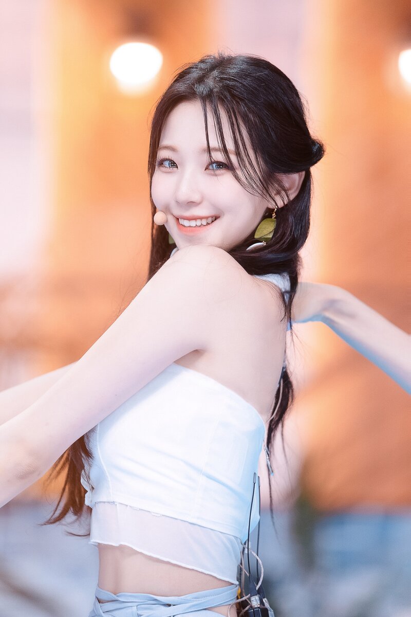 220703 fromis_9 Jiheon - 'Stay This Way' at Inkigayo documents 7