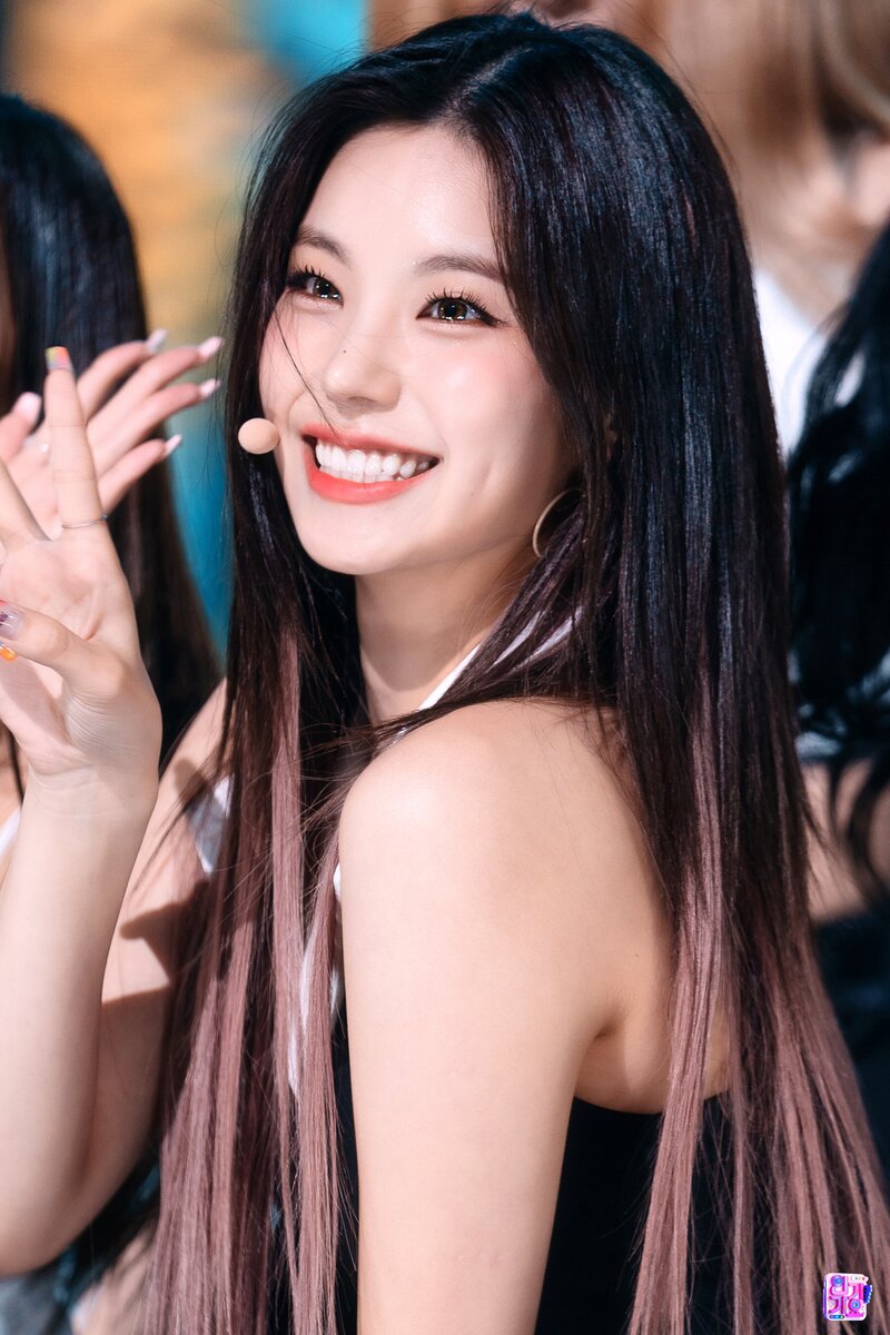 220731 ITZY - ‘Sneakers’ at Inkigayo documents 7