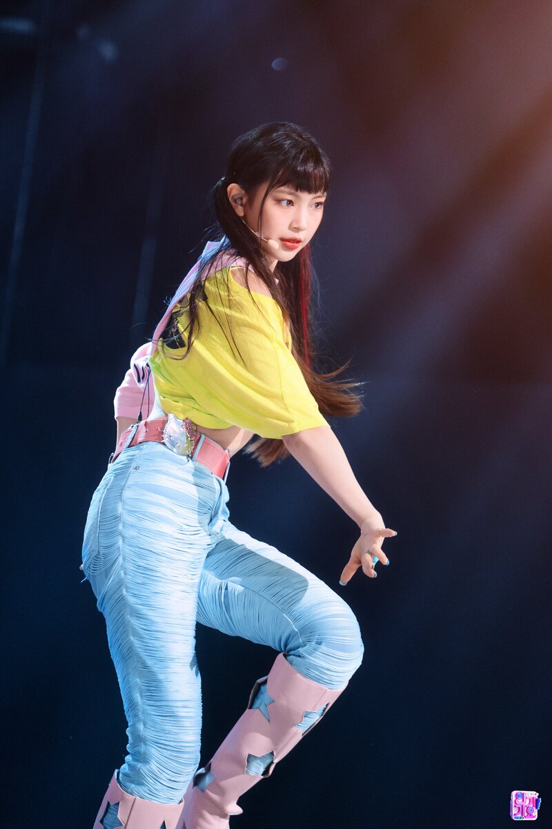 220821 NewJeans Hyein - 'Attention' at Inkigayo documents 4