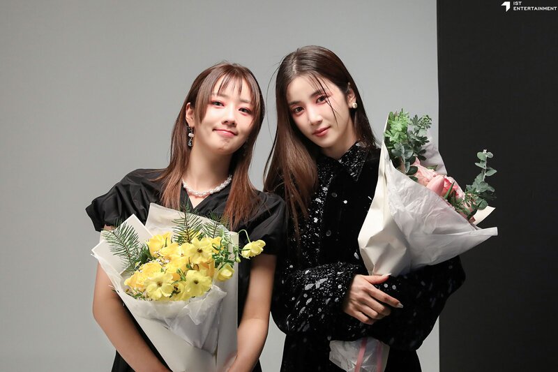 230329 IST Naver Post - Apink Chorong & Bomi - Y Magazine Photoshoot Behind documents 26