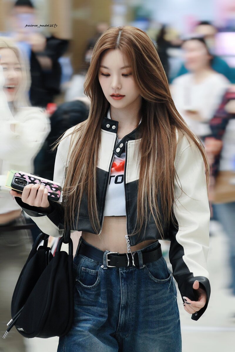 230513 ITZY Yeji at Gimpo International Airport documents 3
