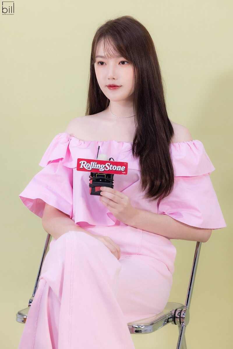 230718 Bill Entertainment Naver Post - Yerin for 'Rolling Stone Korea' behind documents 16