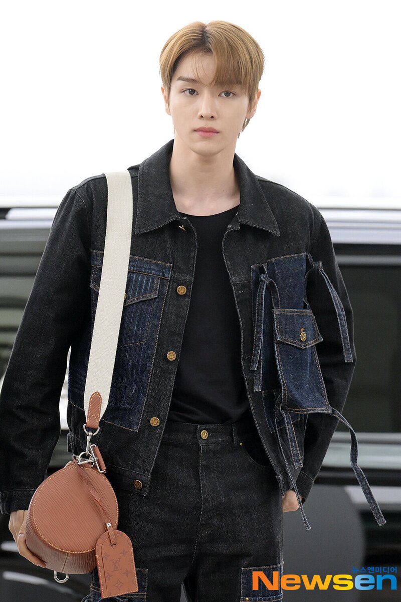 231126 RIIZE Sungchan at Incheon International Airport documents 7