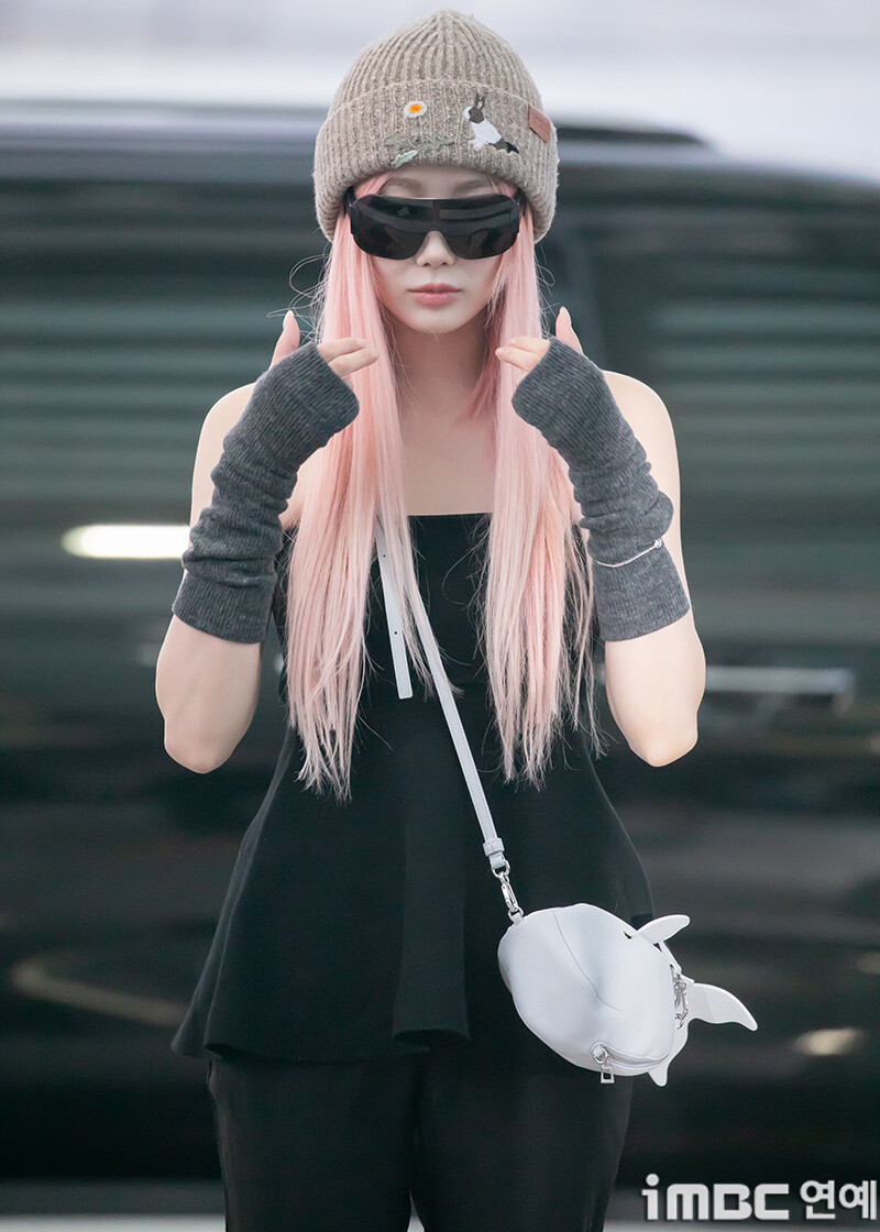 241121 aespa Giselle at Incheon International Airport documents 2