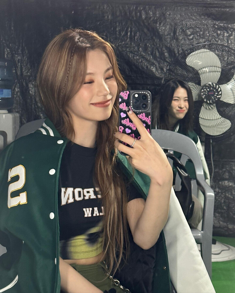 230512-ITZY-Yeji-Instagram-Update-with-Ryujin-documents-2.jpeg